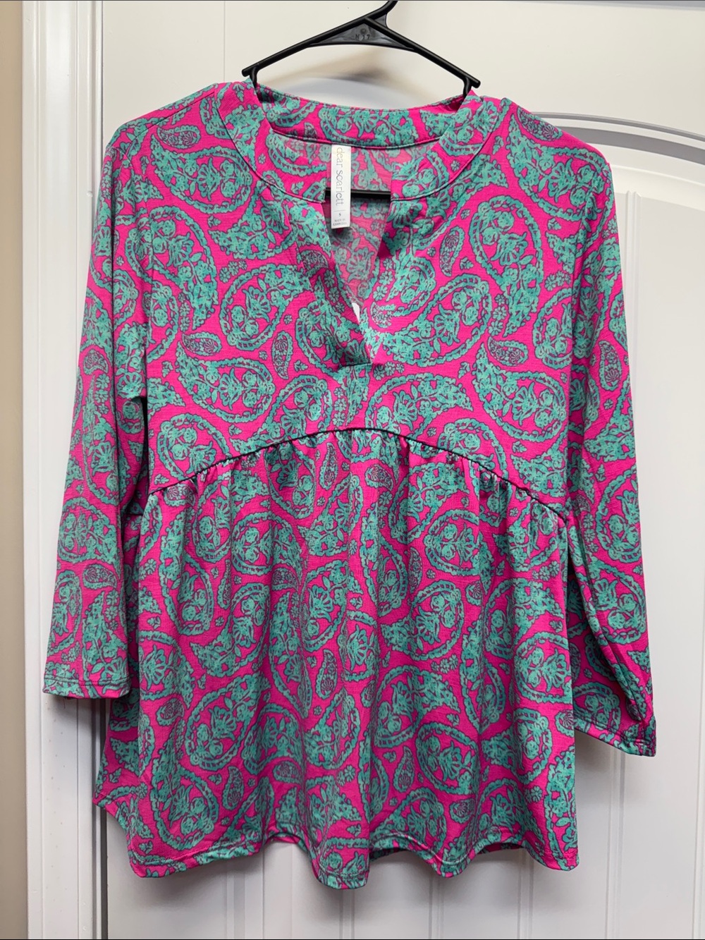 Dear Scarlett- Baby Doll 3/4 Sleeve Paisley print Emerald Pink top size S